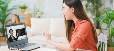 リモートオンラインで授業を受けている画像